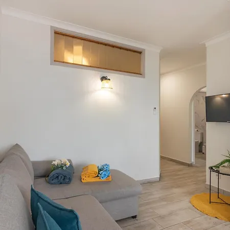 Quaint View - Da Rocha *