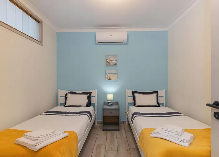 Quaint View - Da Rocha