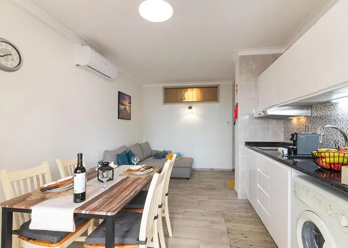 Quaint View - Da Rocha *